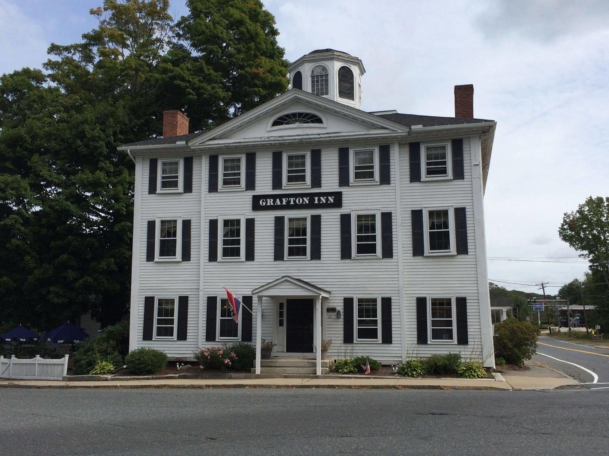 Hunters Grille And Tap At The Grafton Inn Exterior photo