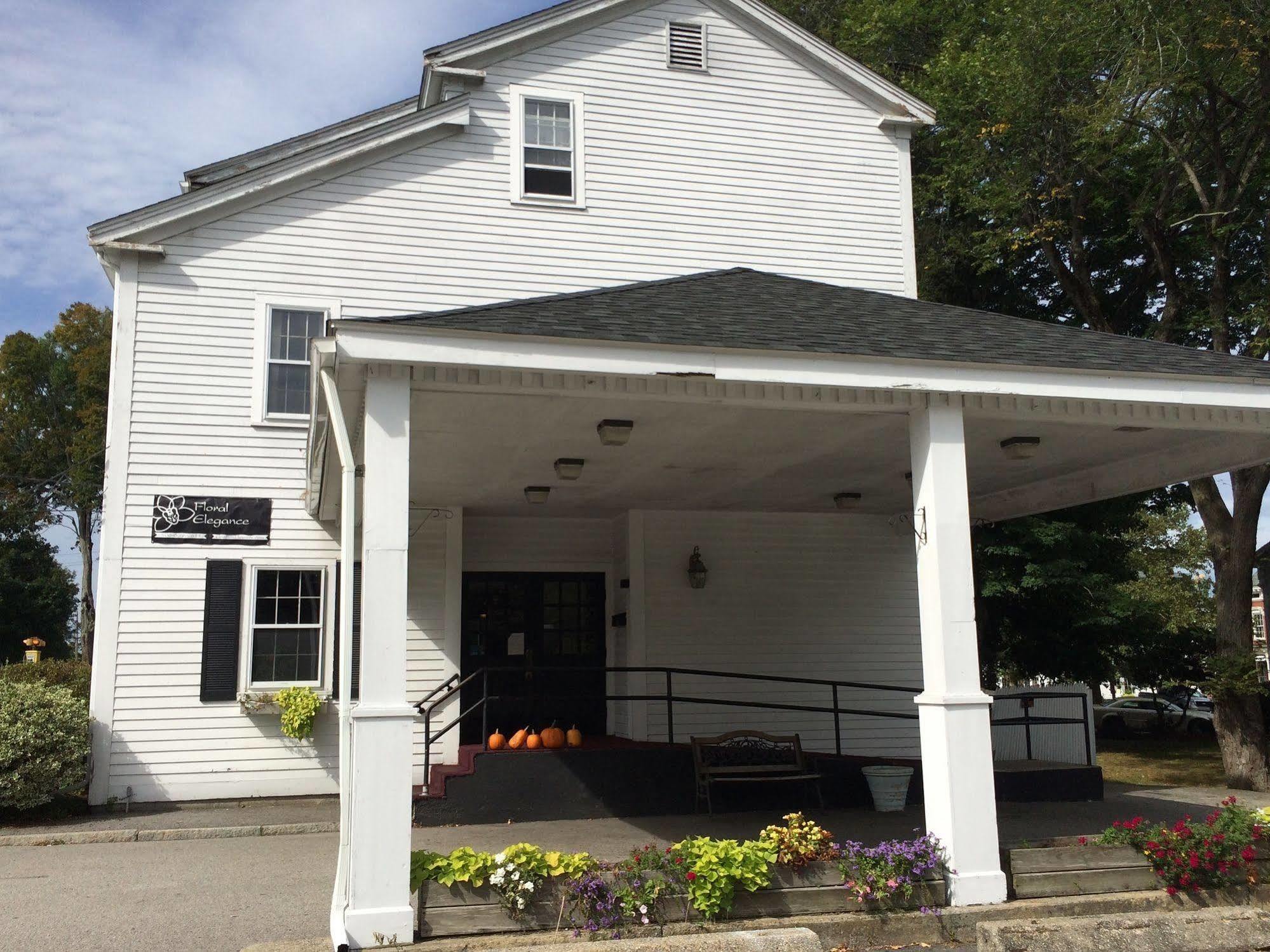 Hunters Grille And Tap At The Grafton Inn Exterior photo