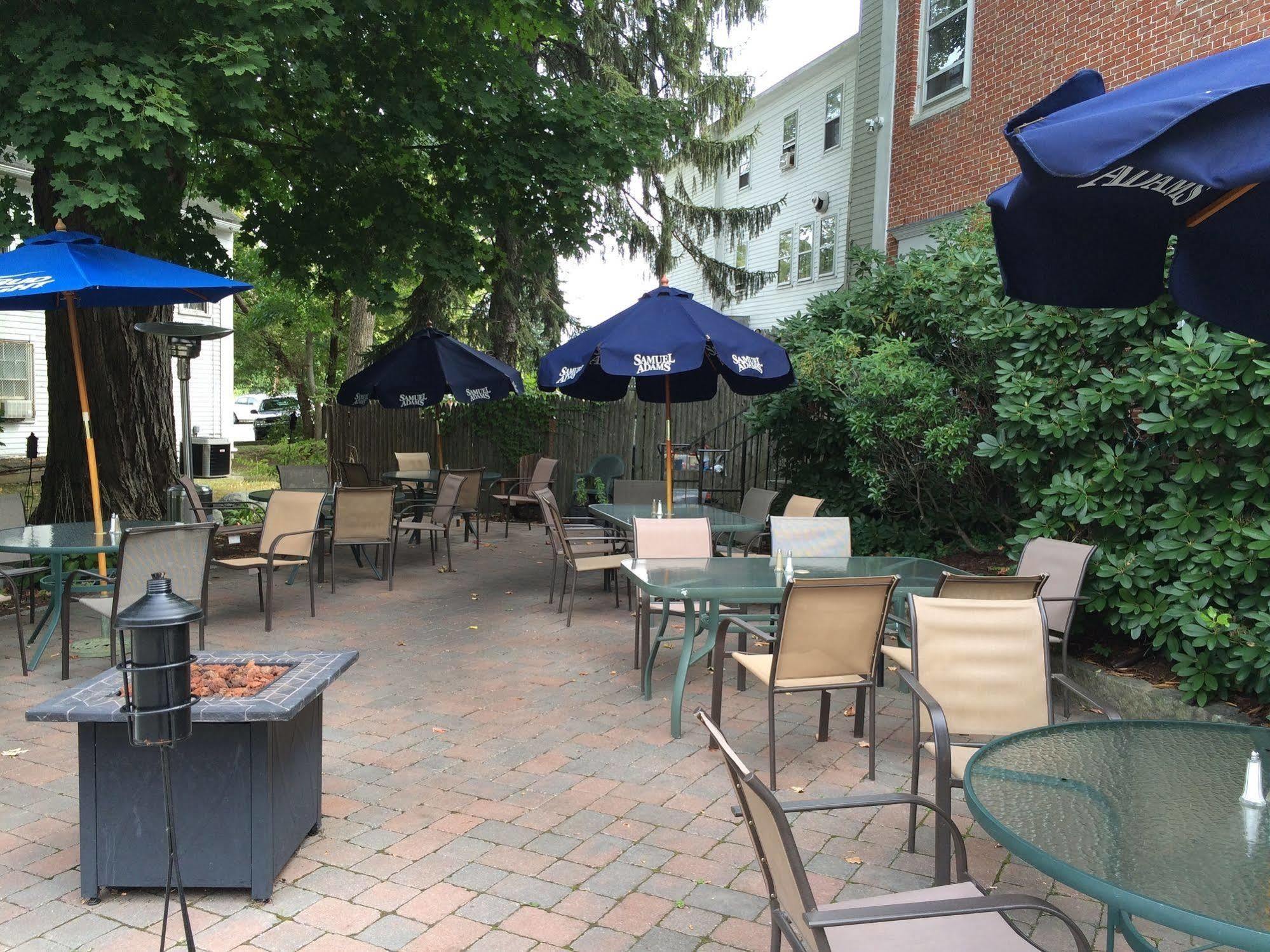 Hunters Grille And Tap At The Grafton Inn Exterior photo